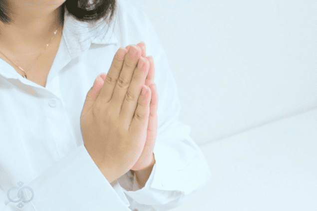 白いシャツを着た人物が両手を合わせてお願いしている様子の画像。風俗嬢にお金を貸したきっかけと相手の言葉を信じてしまった理由を表現。