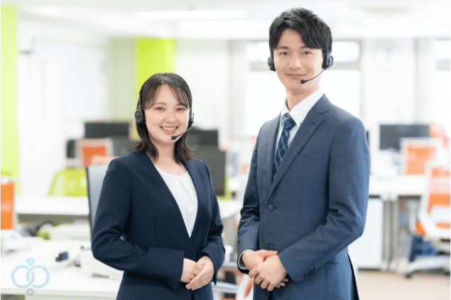 ヘッドセットを付けた男女のオペレーターが笑顔で対応している画像。金銭トラブル被害の相談窓口として安心感を表現。
