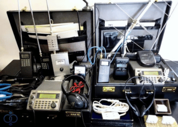 盗聴器と盗撮器を発見するための機材の写真