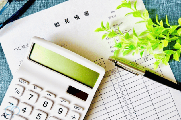 御見積書と電卓とペンの組み合わせ。妻の素行調査にかかる費用と料金プランの違いを示すイメージ画像。