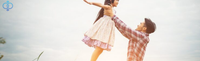 父親が幼い子供を抱きかかえる画像