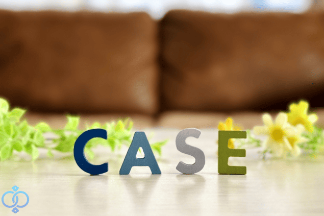 CASEの文字ブロックが並ぶテーブル。結婚前調査における過去の依頼事例をイメージした画像。