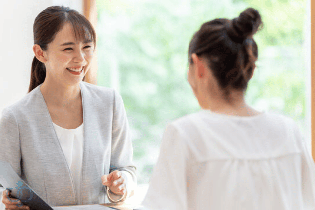 笑顔の優しい女性相談員が恋愛の悩みに対応してるイメージ画像