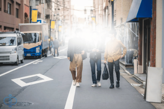 繁華街で朝帰りする男性たちのイメージ画像