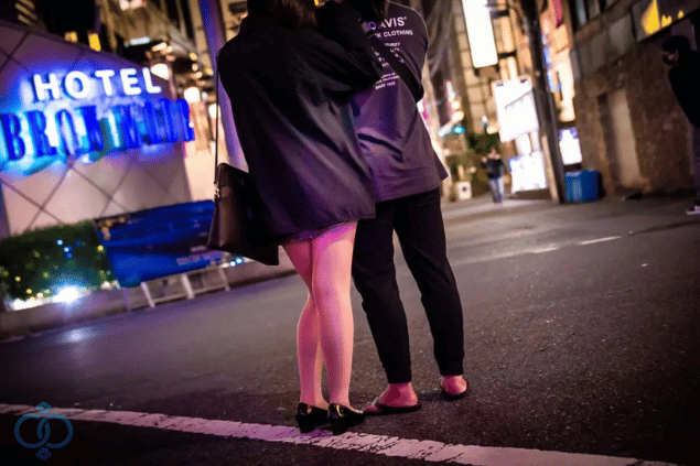 不倫をする男女がホテルへ入る瞬間のイメージ画像