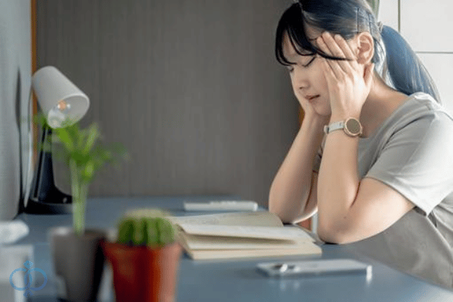 本を読みながら気が散る若い女性のイメージ画像