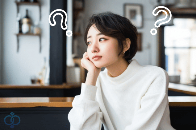 一目惚れの相手を発見した後の行動を考える若い女性のイメージ画像