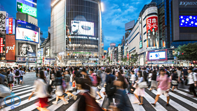 スクランブル交差点を行きかう人々