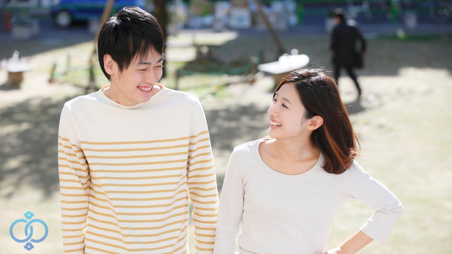 笑い合うカップル