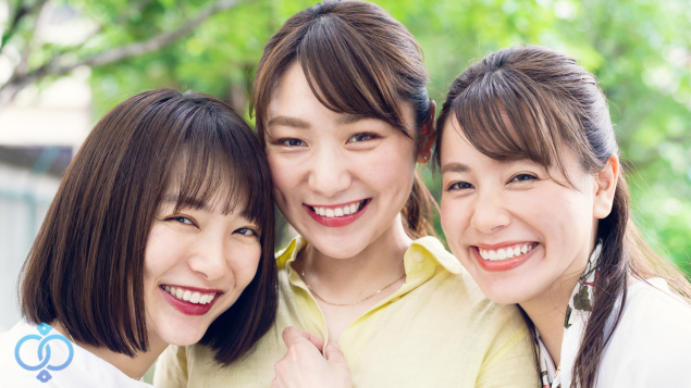 笑顔の3人の女性