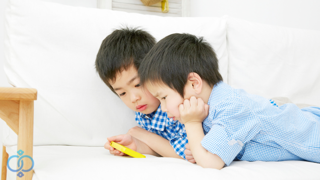 おもちゃで遊ぶ幼い兄弟