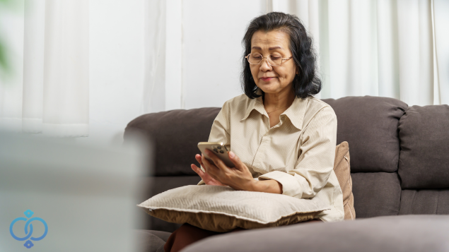 スマホを操作するシニア女性