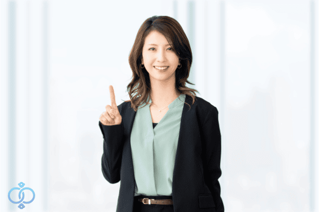 人差し指を立てて対応策を示すスーツを着た女性