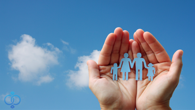 手の中に家族の紙人形