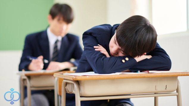 居眠りする男子高校生