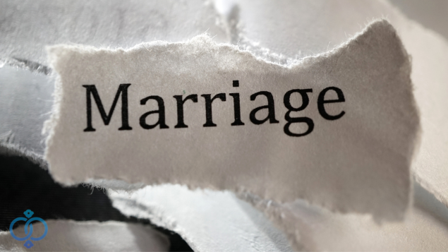 marriageと書かれた敗れた紙