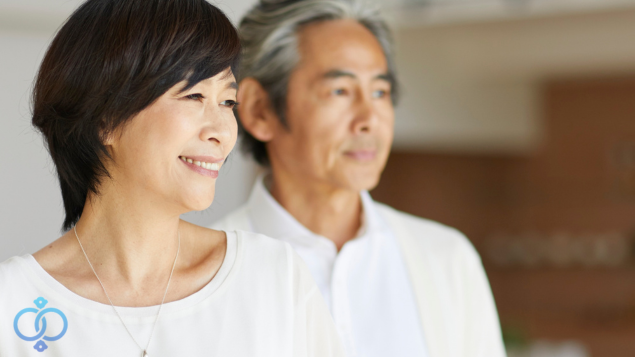 微笑む中年夫婦
