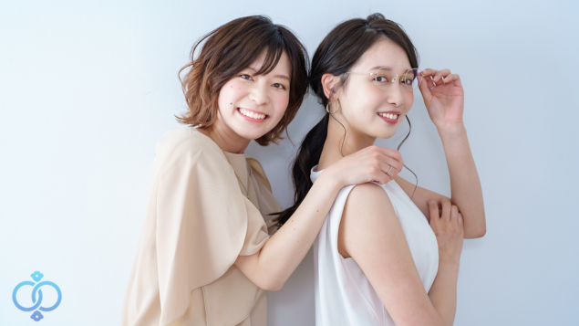 微笑む二人組の女性