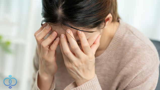 頭を抱える女性