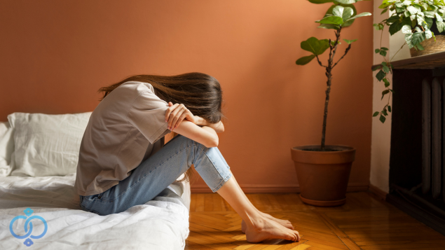 ベットで落ち込む女性