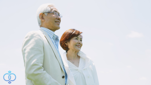 微笑むシニア夫婦