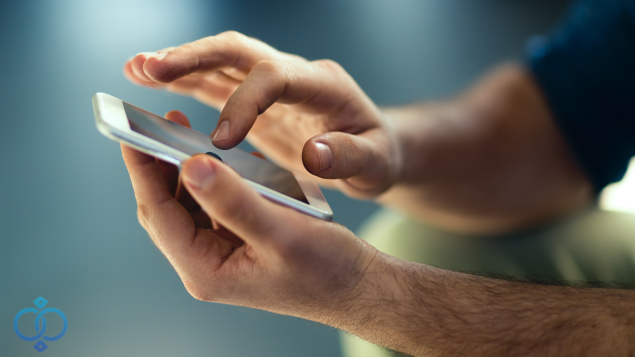 スマホを操作する男性の手