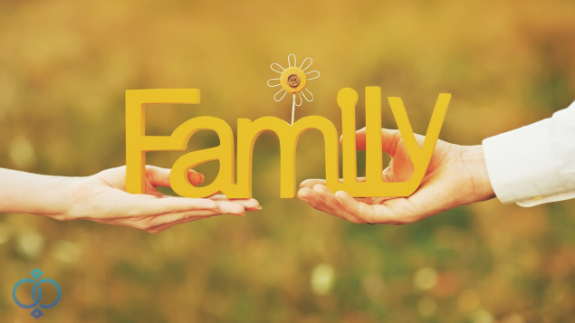 ファミリーの置物を手で持つ男女