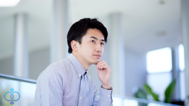 考え事している男性