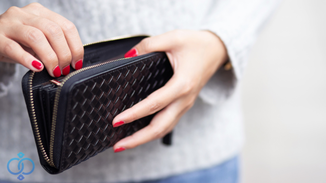 お財布を確認する女性の手