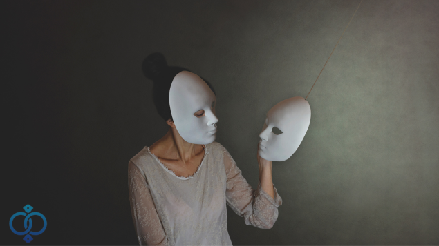 仮面を持つ仮面を付けた女性