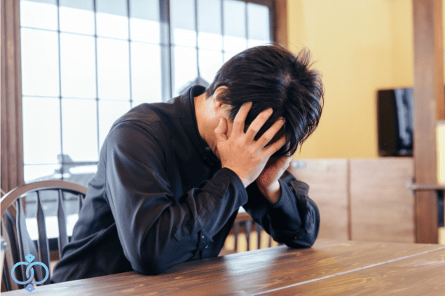 親からの金銭要求が続き頭を抱えて悩む息子のイメージした画像