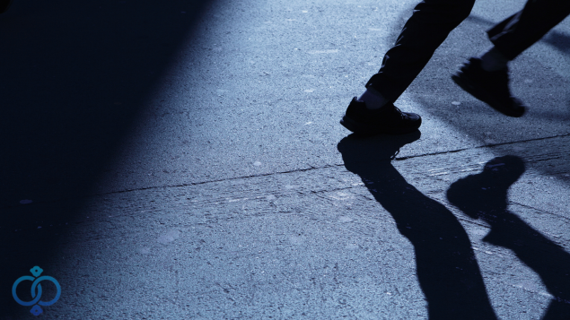 逃げる男性の足元