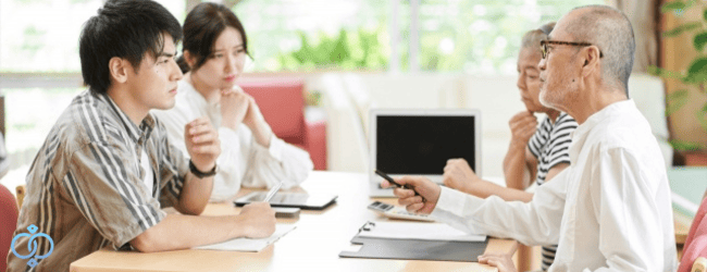 テーブル越しに向き合い、どこまで支援できるかを家族で話し合う様子をイメージした画像
