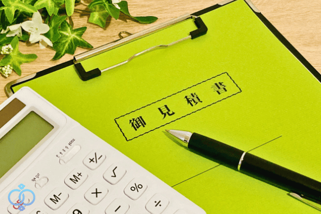 見積書と電卓、ペンが置かれており、調査費用の内訳や見積もりをイメージした画像