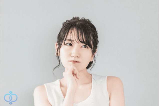 素行調査の費用相場について考えている女性のイメージ画像