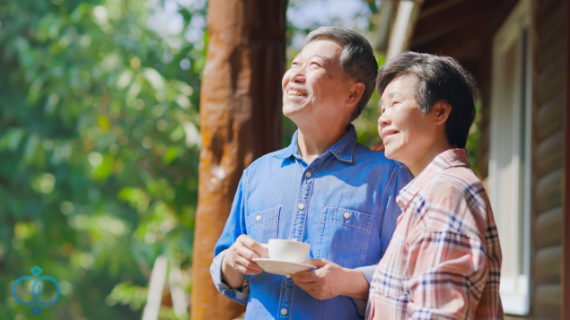 笑顔で空を見上げるシニア夫婦