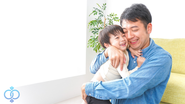 子どもを抱きしめる父親