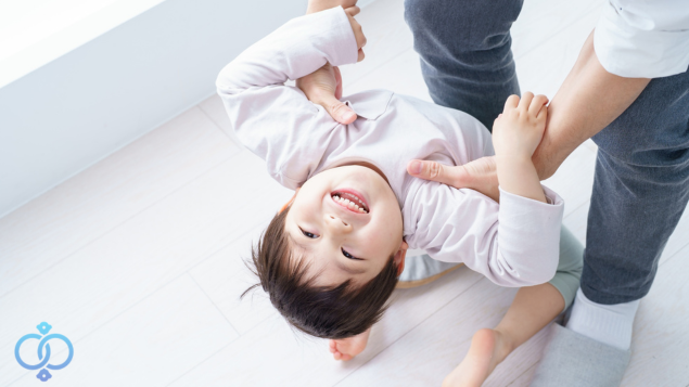 子どもと遊ぶ父親