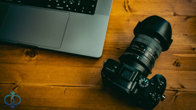 パソコンと一眼レフカメラ