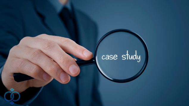 スーツの男性が虫眼鏡を持っている