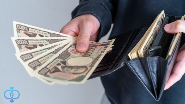 お金を渡す男性