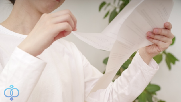 書類を読む女性