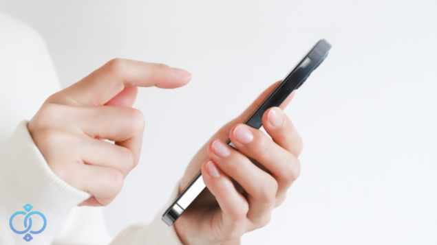 スマホを操作する手