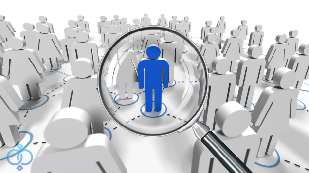 大勢の中から特定の人見つける