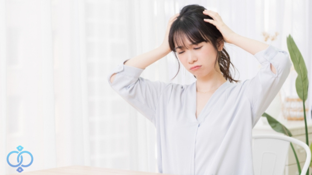 悩んでいる若い女性