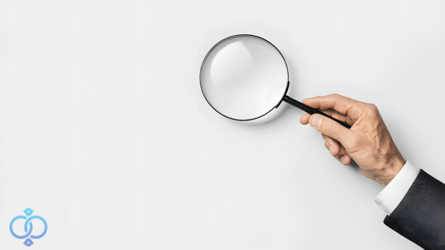 虫眼鏡を持つ男性の手