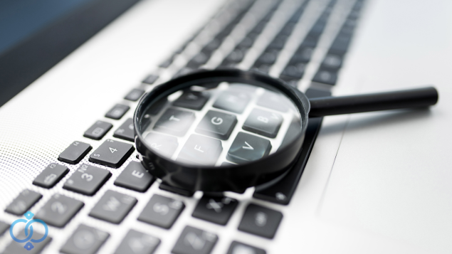 キーボードの上に置かれた虫眼鏡