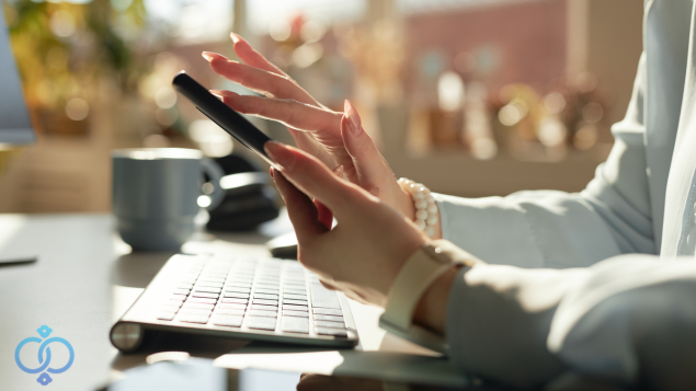 スマホを操作する女性の手