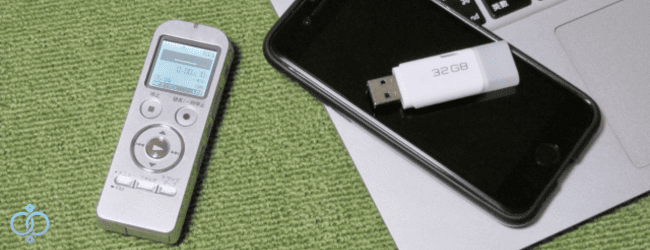 ICレコーダーとスマホ、USBメモリが並んでいる画像。浮気の証拠となる音声データを記録・保存する様子をイメージ