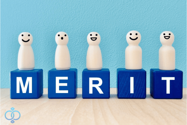 青いブロックに書かれたMERITの文字と笑顔の人形